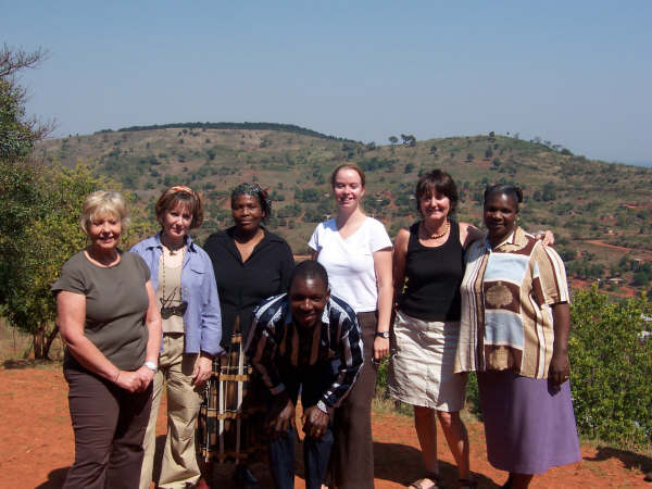 Volunteers from 2004 plus teachers from Ganyane Primary School and Cecily from SOLON	